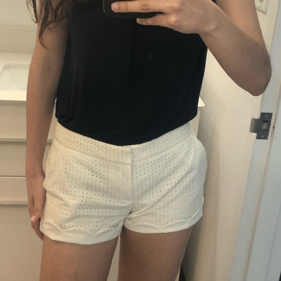 Classy & versatile Club Monaco White Short - Picture 5 of 8